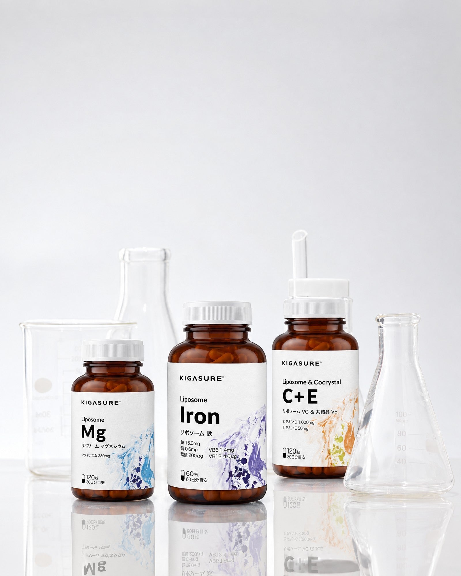 ガラス器具のそばに並ぶ、KIGASUREの製品3つ。Liposome Mg、Liposome Iron、Liposome & Cocrystal C+E